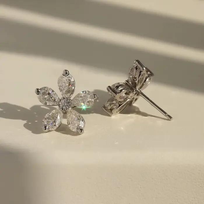 Huitan – boucles d'oreilles fantaisie en cristal pour femmes, accessoires de perçage d'oreille exquis, couleur argent, cadeau fantaisie, bijoux tendance