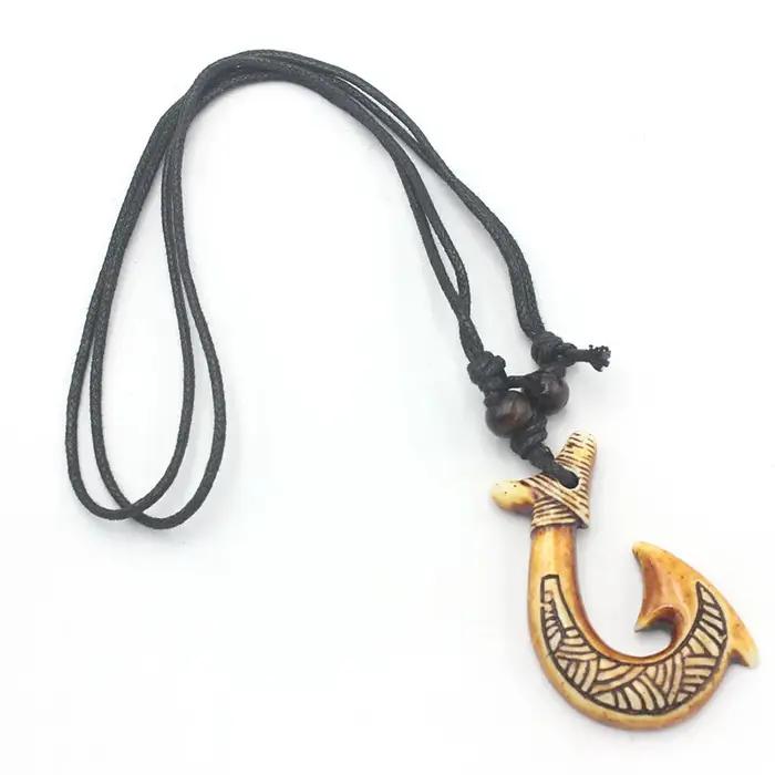 Collier à crochet de poisson de Maui - Pendentif spirale maori sculpté en résine