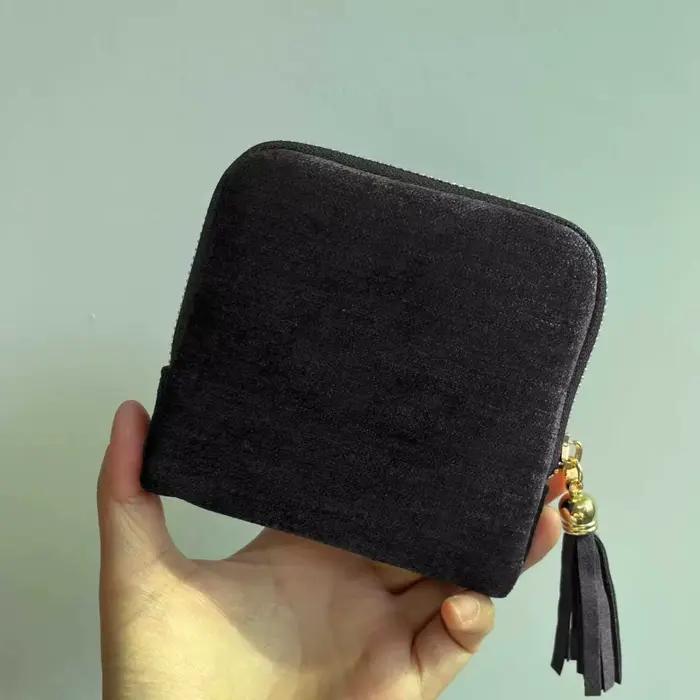 Pochette à bijoux en velours doux, plusieurs compartiments intérieurs, fermeture éclair à pompon lis