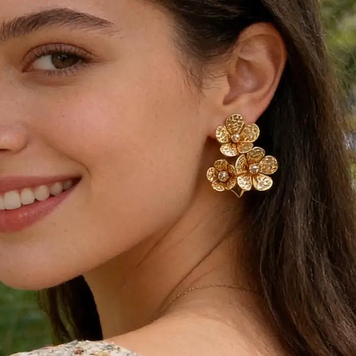 Boucles d'oreilles à fleurs dorées texturées opulentes, accessoire rétro audacieux pour robes formelles, hauts en soie, style avec une riche esthétique