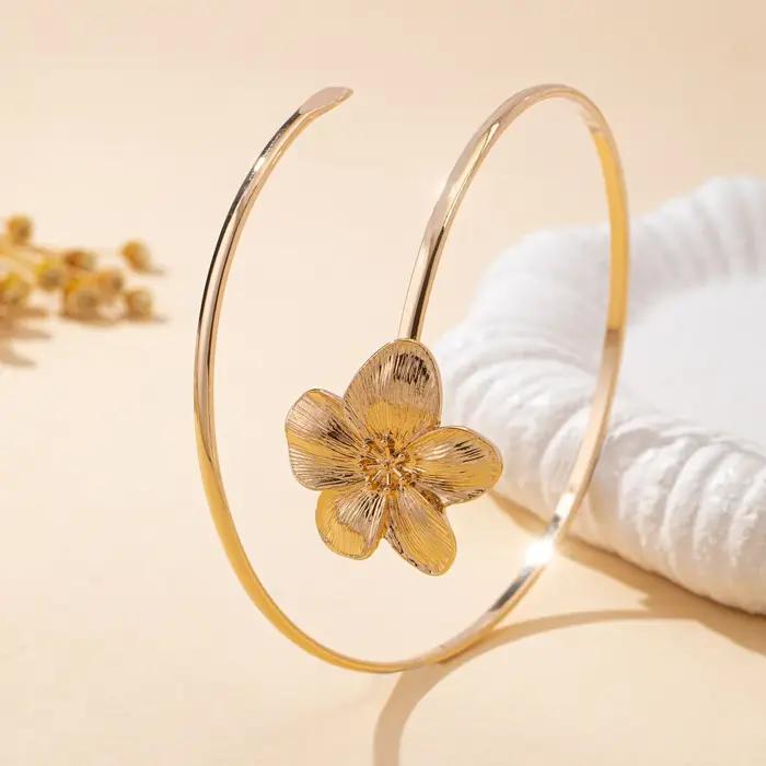 Bracelet de bras floral romantique en alliage de fer doré pour femmes adaptés aux tenues de tous les jours et aux vêtements de banquet