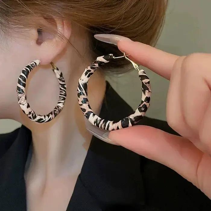 Grande boucle d'oreille ronde en cuir imprimé léopard de 5cm pour femmes