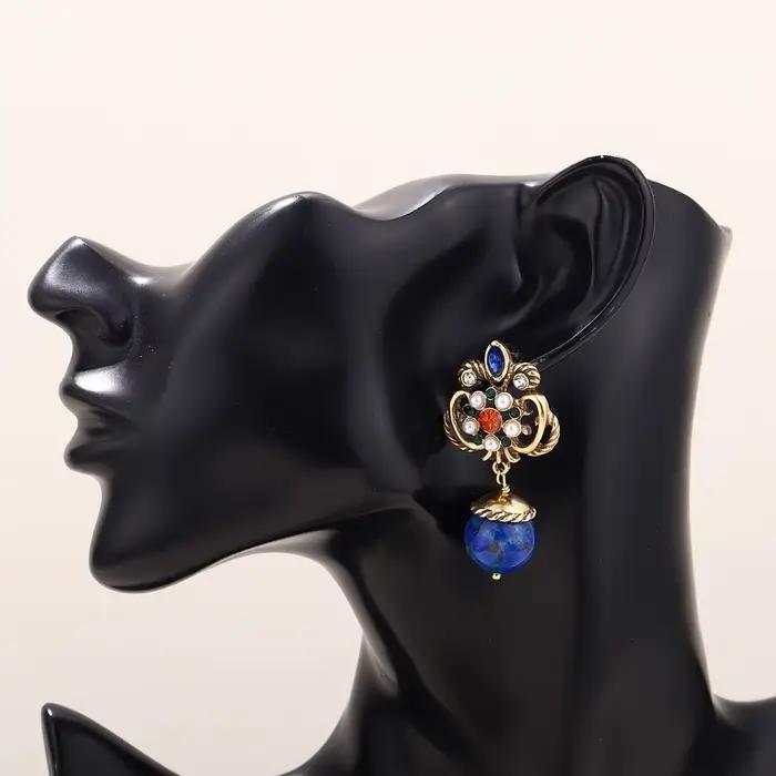Boucles d'oreilles pendantes en Lapis Lazuli d'inspiration vintage avec des accents de perles et de cristaux colorés - Bijoux bohème en ton or