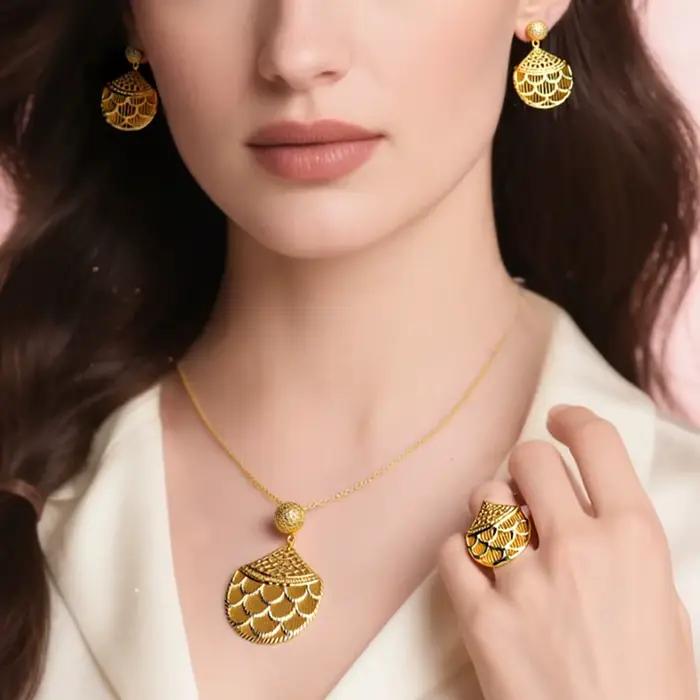 Ensemble de bijoux plaqués or 24 carats pour femmes, motifs géométriques, collier, boucles d'oreilles, bracelet et bague, idéal pour mariages, fiançailles et soirées festives