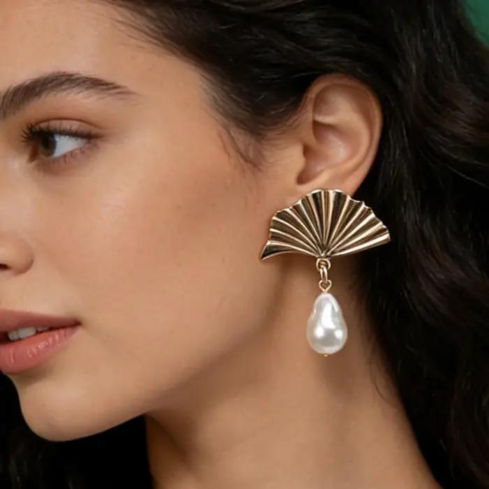 Boucles d'oreilles pendantes en perles baroques en forme d'éventail en or