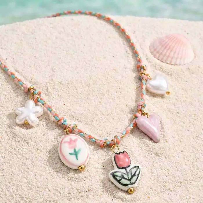 Collier Bohème avec Breloque Tulipe, Pendentif Fleur en Céramique Fait Main, Cordon Tressé, Bijoux Plaqué Or 18K Résistant au Ternissement pour Femme