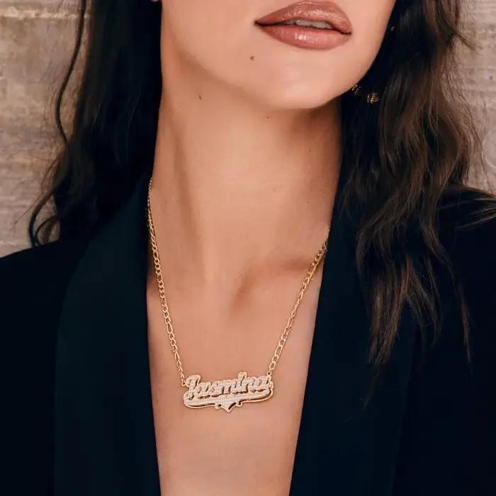 Collier avec plaque signalétique en or 18 carats
