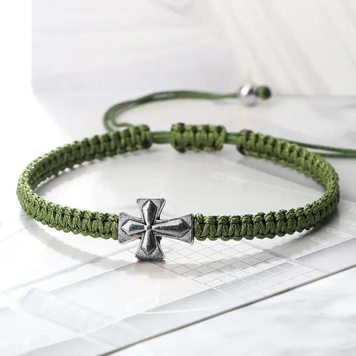 Pendentif croix doré argenté et bracelets ajustables en nylon multicolore pour homme et femme, bijou moderne et traditionnel à offrir pour couples occasions spéciales