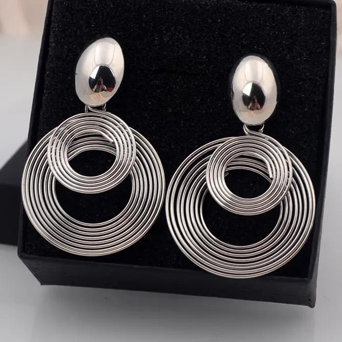 Grandes boucles d'oreilles rondes tendance pour femmes