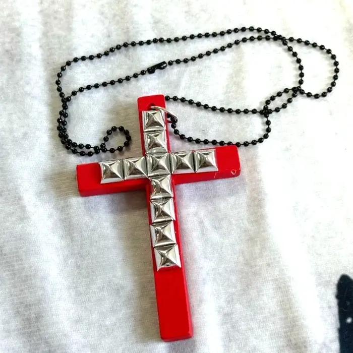 Goth Jewelry – collier avec pendentif croix Srivet rose en bois pour femmes