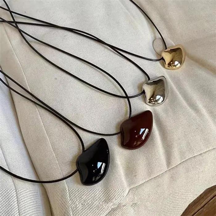 Collier pendentif irrégulier mat pour femmes