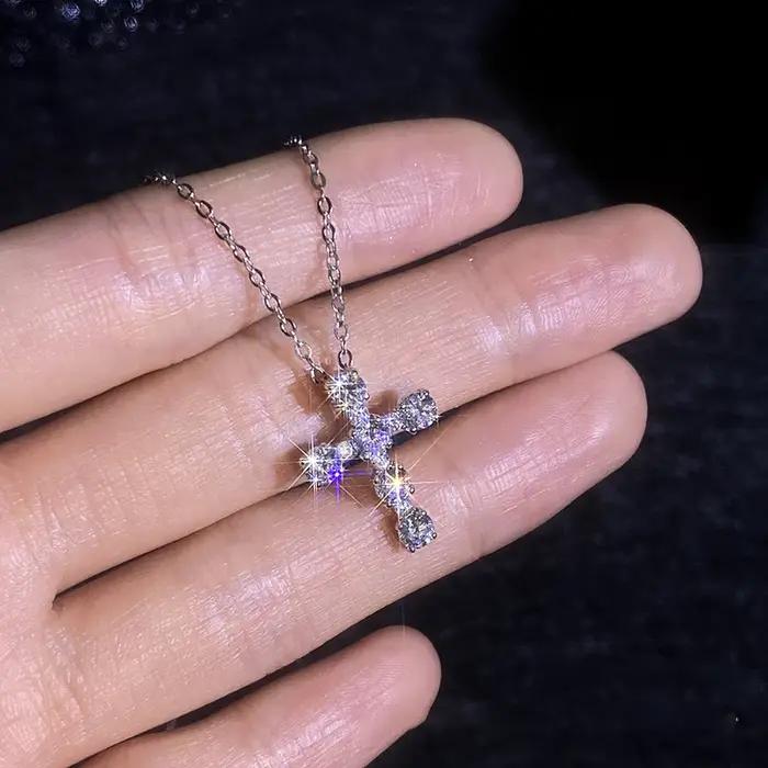 Collier pendentif croix entièrement serti de diamants LioraGem