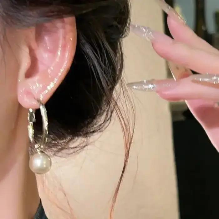 Boucles d'oreilles élégantes en métal or clair avec pendentif cercle uni et perle pour femmes occasions spéciales et quotidien