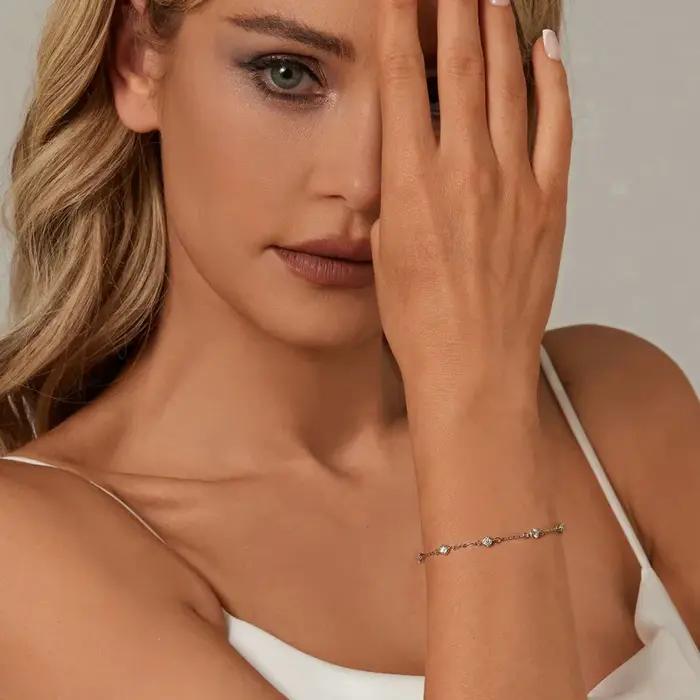 Bracelet en argent sterling 925 sertie de moissanites blanches pour femmes élégantes et sophistiquées occasions d'engagement et de célébration
