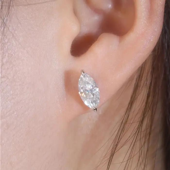 Une paire de boucles d'oreilles en argent 925