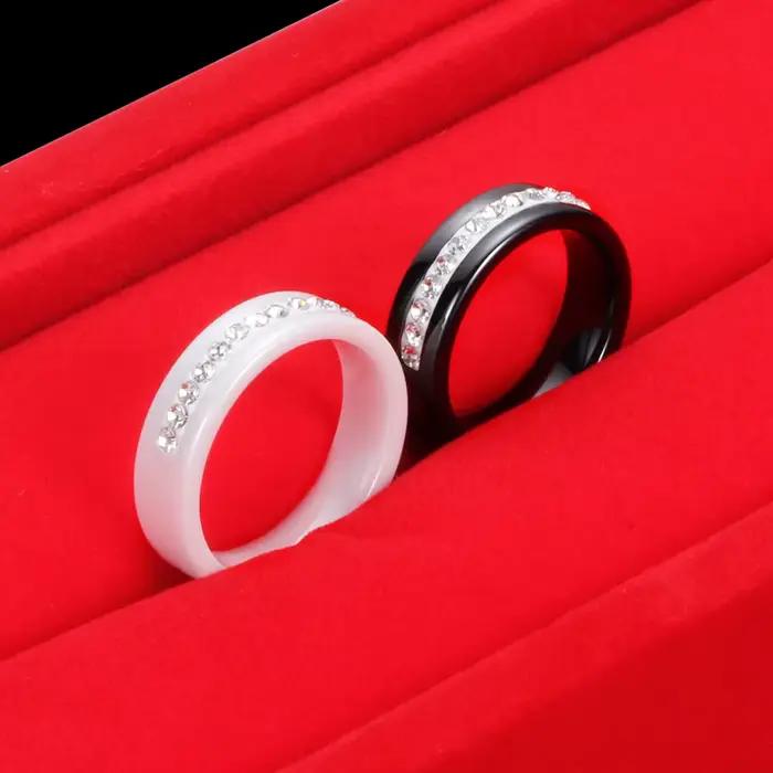 Bague de fiançailles en céramique noire et blanche avec une rangée de zircons australiens pour femmes