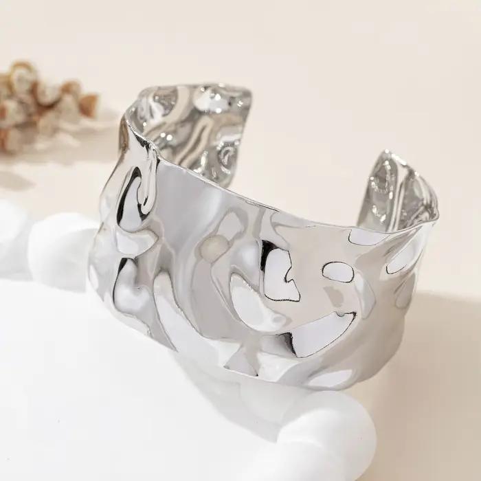 Bracelet ouvert pour femme, style bohème, avec texture martelée réglable, idéal pour le quotidien et les vacances