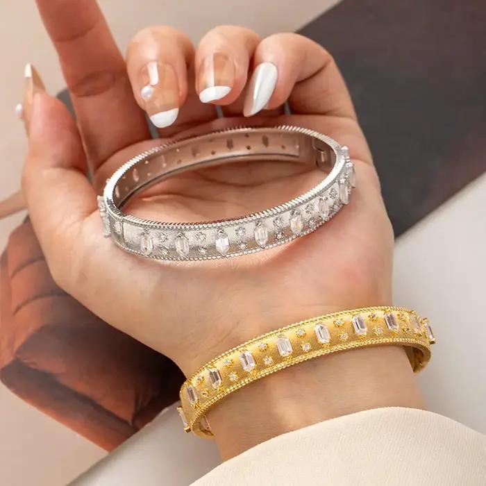 Bracelet jonc en or brossé avec zircon cubique baguette