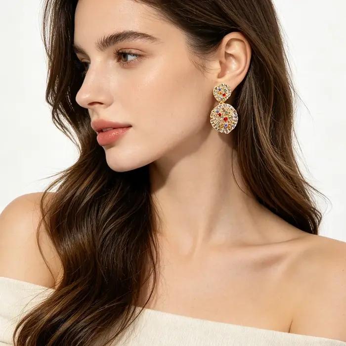 Boucles d'oreilles à plusieurs niveaux en or martelé avec accents de strass multicolores, bijoux statement pour femmes occasions spéciales mariage soirées formelles