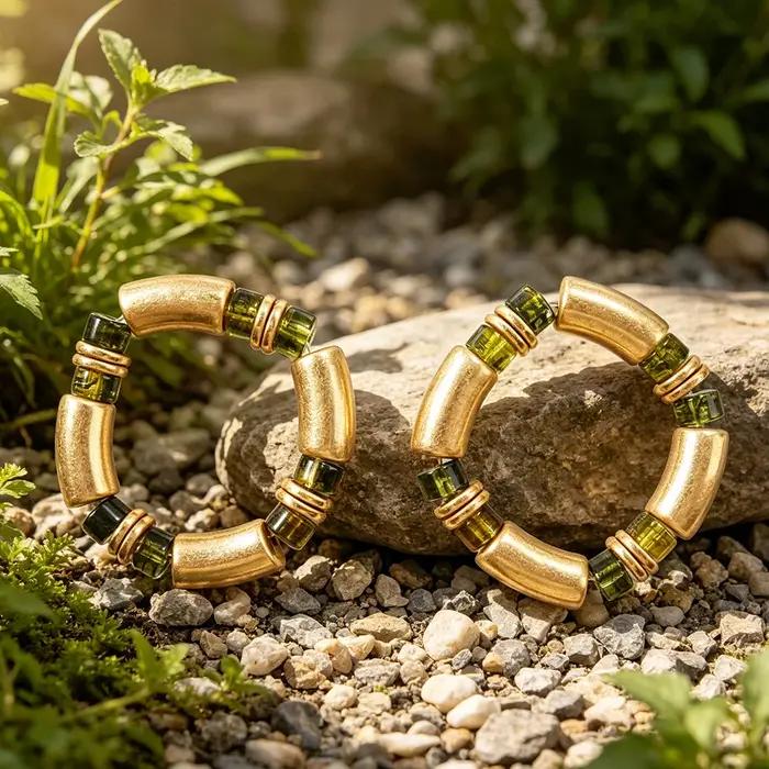 Bracelet de perles tubulaires aux tons terreux d'inspiration rétro