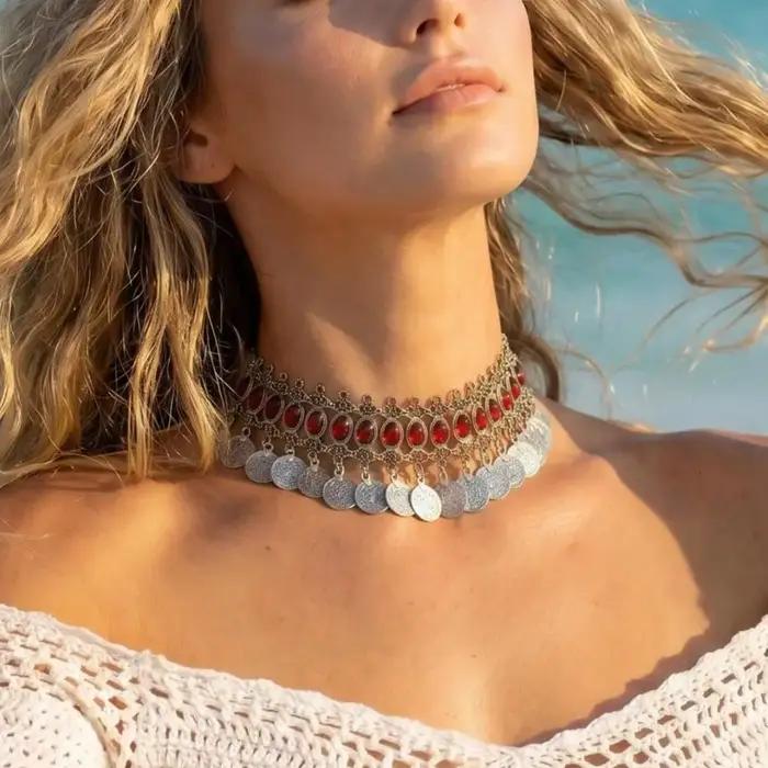 Collier ethnique bohème avec pendentif pièce de monnaie en alliage couleur argent antique et pierres en résine rouge