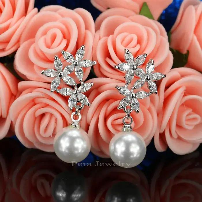 Boucles d'Oreille Pera CZ Elégantes en Argent Plaqué avec Fleurs Romantiques pour Femmes Occasions Spéciales