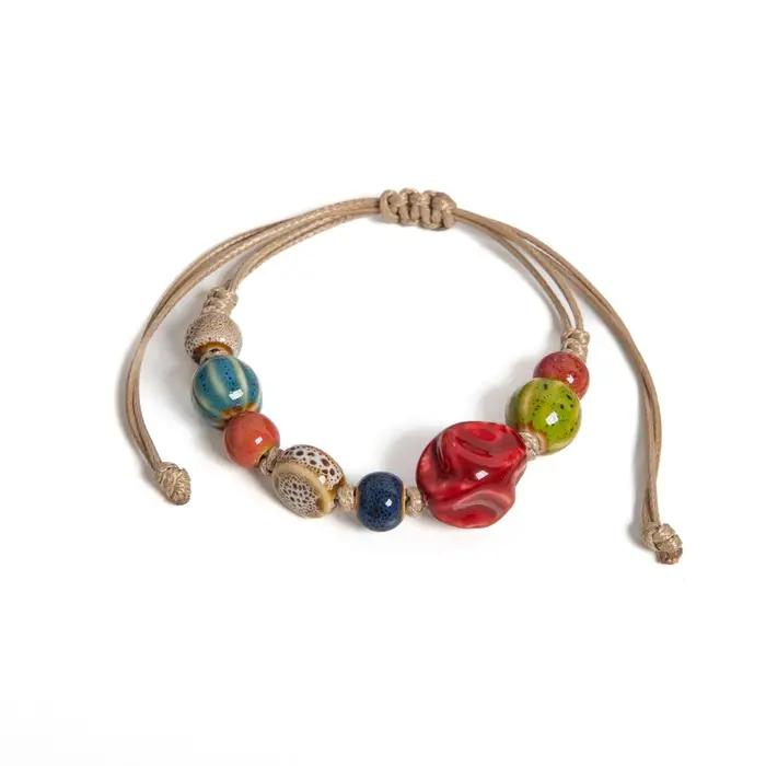 Bracelet en céramique coloré fait à la main avec centre de pierre rouge