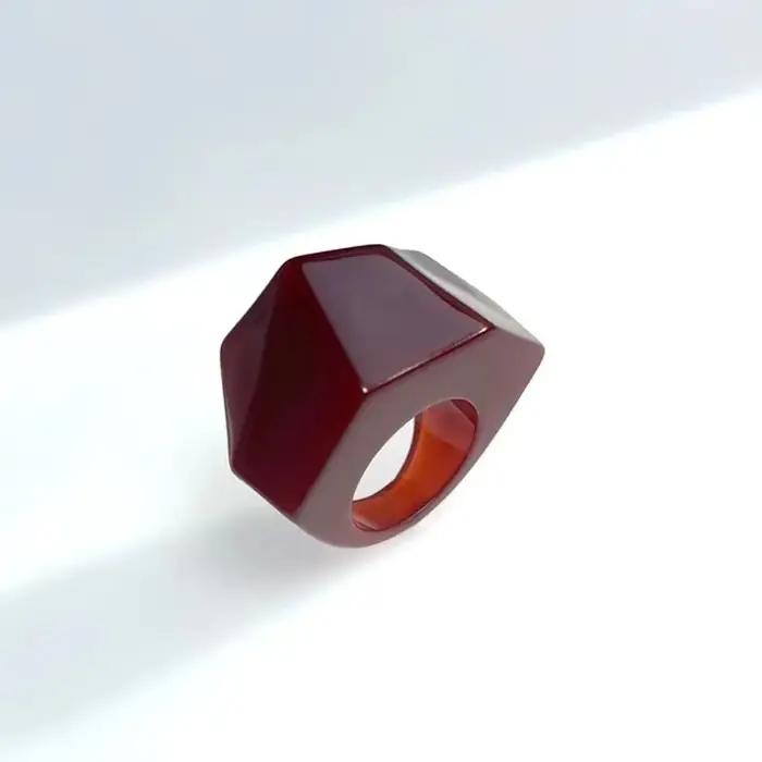 Nouvelle bague femme exagérée. Conception de cône oblique géométrique en résine, bague pour femme hi