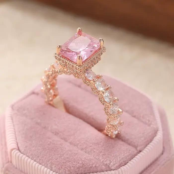 Bague élégante incrustée de zircone synthétique rose carrée pour femme