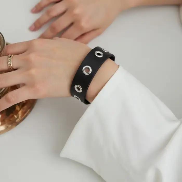 Bracelet Edgy Punk Goth en cuir PU avec design minimaliste et couleurs audacieuses pour femmes, parfait pour les occasions spéciales et les tenues décontractées