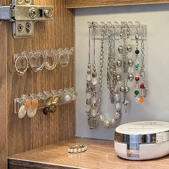 Présentoir mural anti-emmêlement pour bijoux à suspendre sur porte d'armoire à miroir élégant pour rangement de colliers bracelets et clous d'oreille