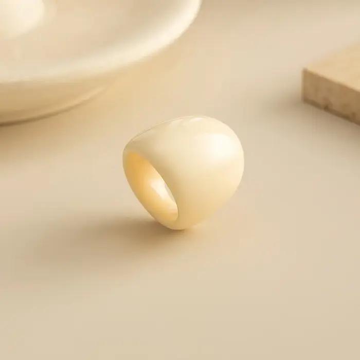 Bague de phalange surdimensionnée et audacieuse en résine multicolore
