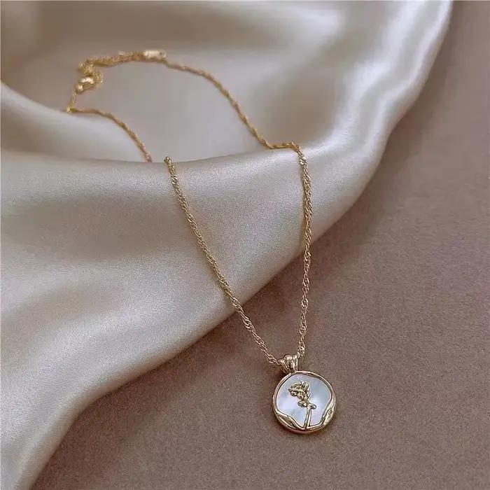 Collier romantique français élégant en émail blanc