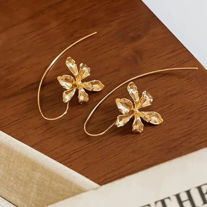 Boucles d'oreilles à fleurs dorées pour femmes