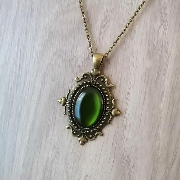 Collier ovale en opale verte avec motif Victoria néo-gothique pour femmes et hommes bijoux gothiques rétro occasions spéciales