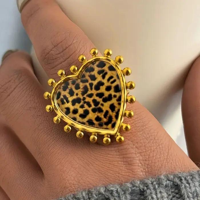 Bague en forme de cœur à imprimé léopard, charmante et tendance.