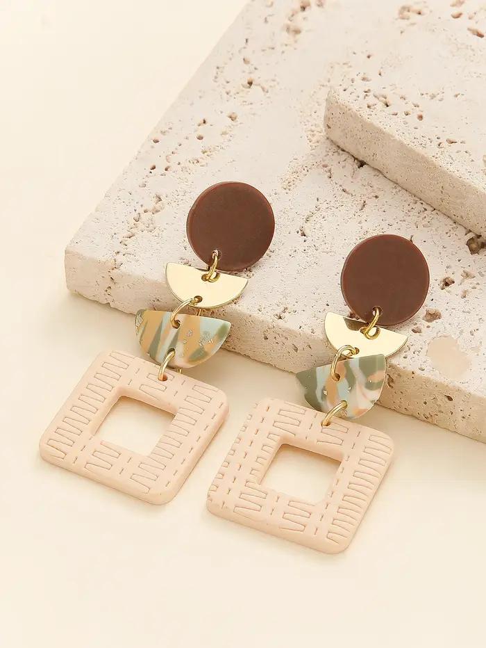 Boucles d'oreilles pendantes géométriques irrégulières en argile polymère terracotta avec texture marbrée