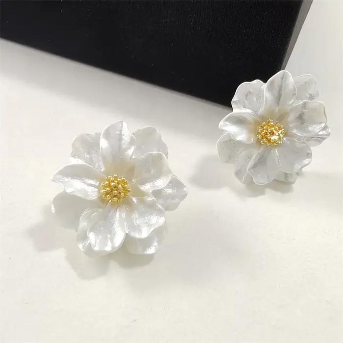 Boucles d'oreilles à fleurs acryliques blanches pour femmes