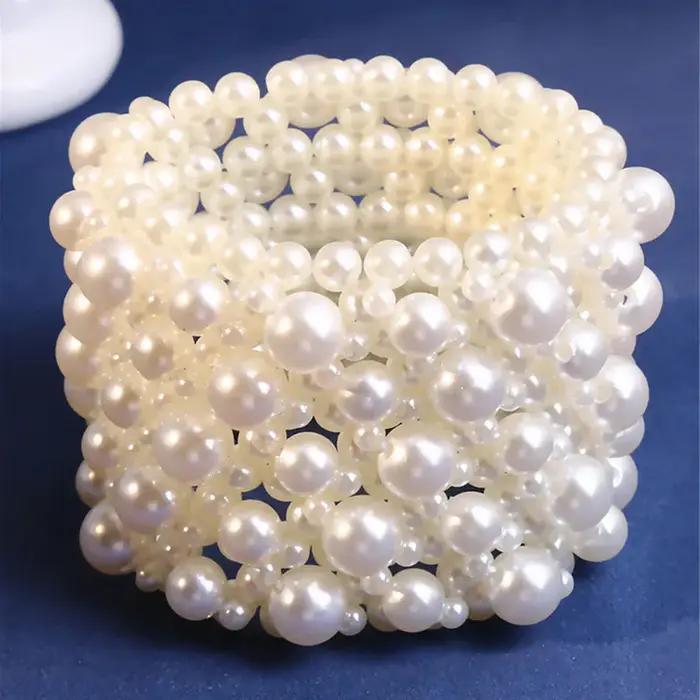 Bracelet en perles simulées à la mode pour femmes avec motifs géométriques et fermoir de sécurité invisible pour tous les styles et occasions spéciales