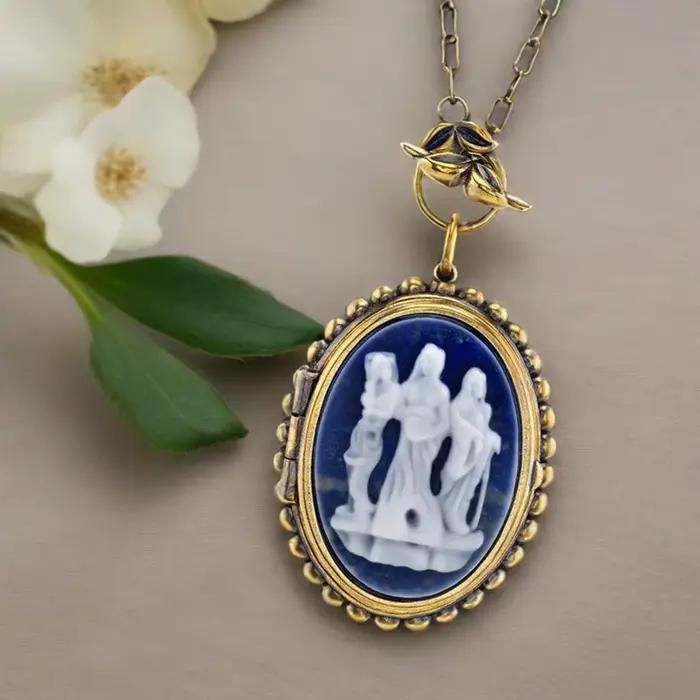 Collier en or jaune clair ou plaqué argent avec médaillon de sorcière pour parties et événements cosplay fantastiques