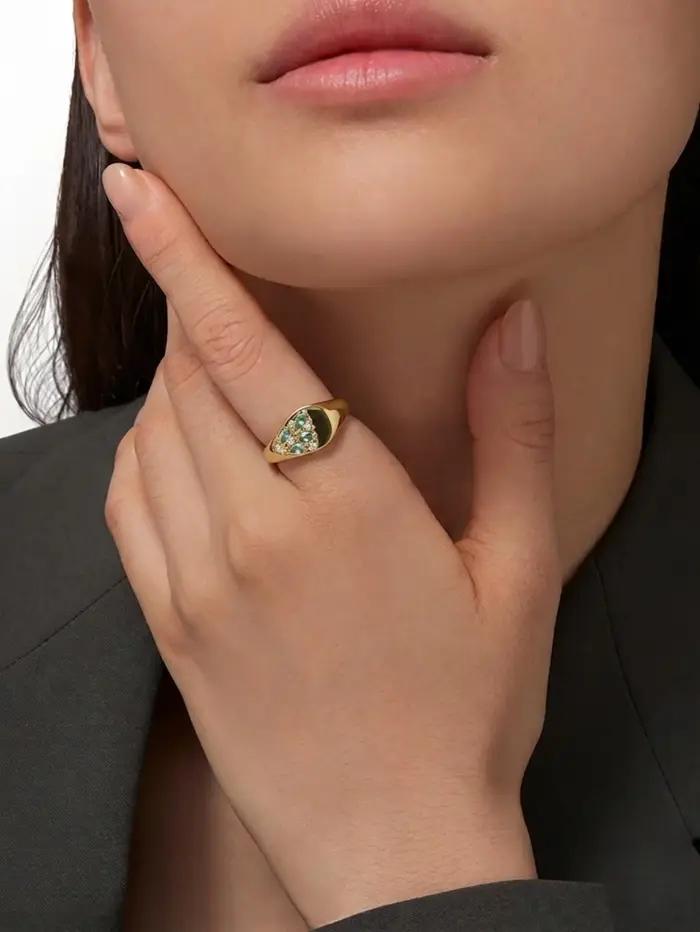 Bague signet vintage en or avec incrustation de zircon bleu