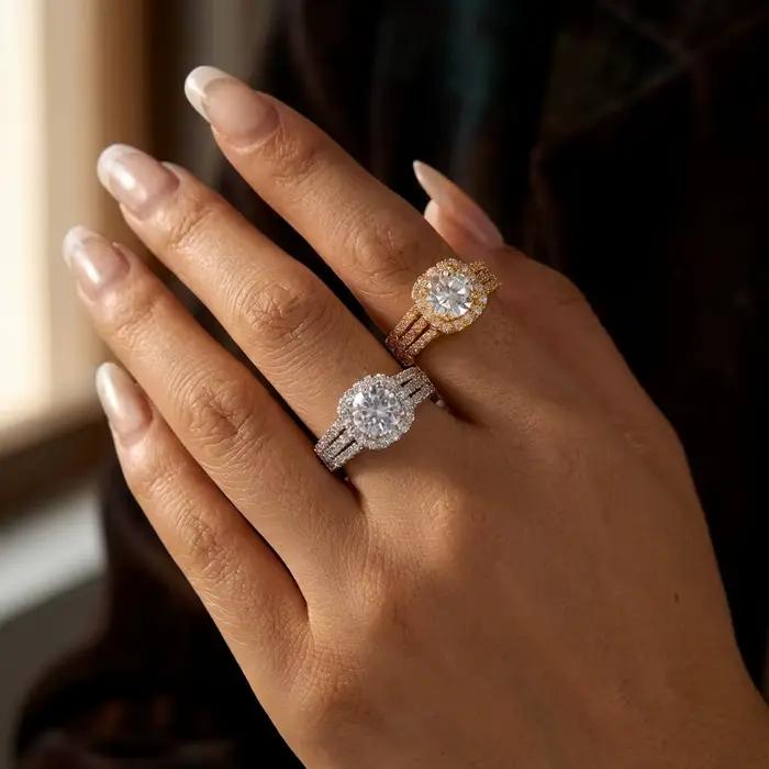 Bague Halo Multi-Rangées Glamour pour Femme en Laiton et Zircon Entièrement Pavé, Triple Bande, Bijou Brillant et Éclatant