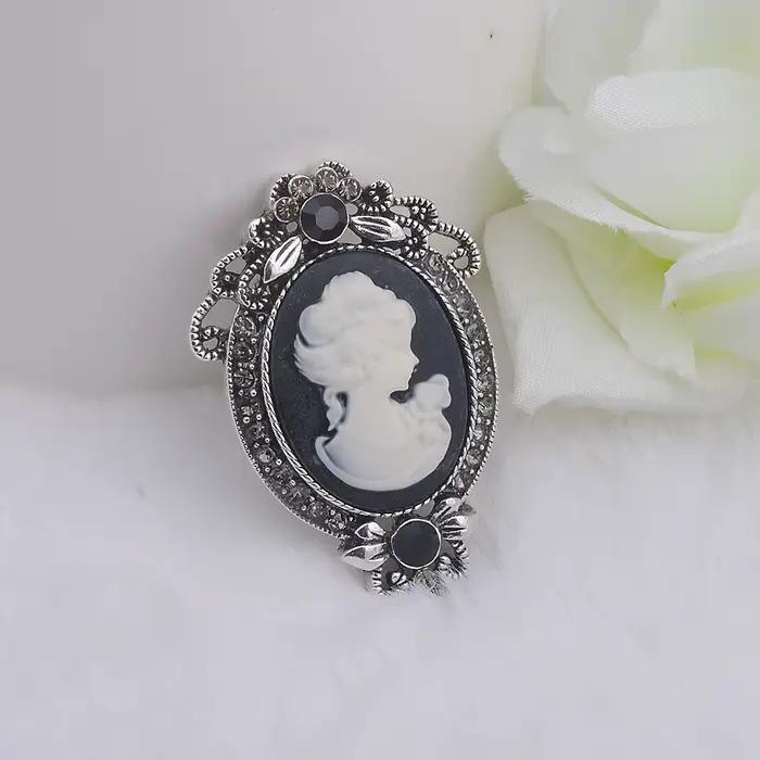 Broche Vintage Charmante en Résine avec Motif Tête de Reine de Beauté pour Occasions Spéciales et Tenues Chic FEMME
