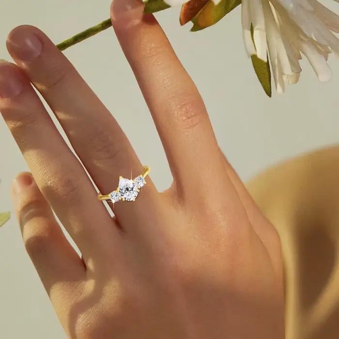 Bague en or 14 carats sertie de moissonite brillante pour femmes occasions spéciales mariage fiançailles anniversaires fêtes de fin d'année