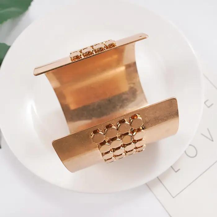 Bracelet manchette large moderne et audacieux en nid d'abeille