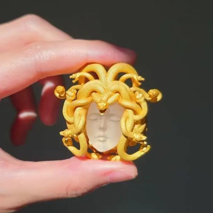 Bague ouverte motif pièce de monnaie de reine grecque antique