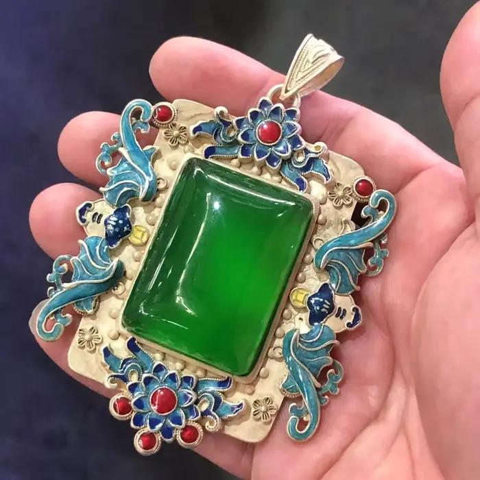Pendentif vintage en émail cloisonné incrusté d'une gemme carrée rouge
