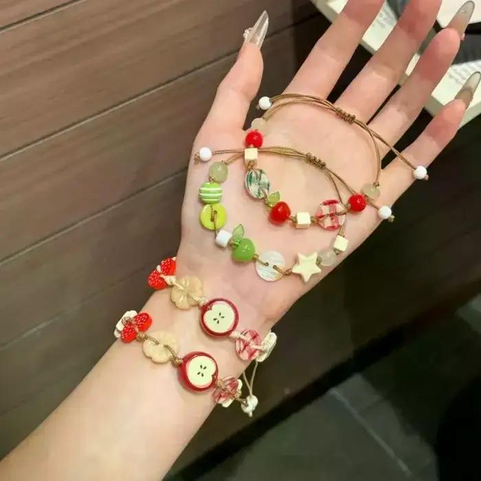 Bracelet à thème pommes sur cordon marron pour filles