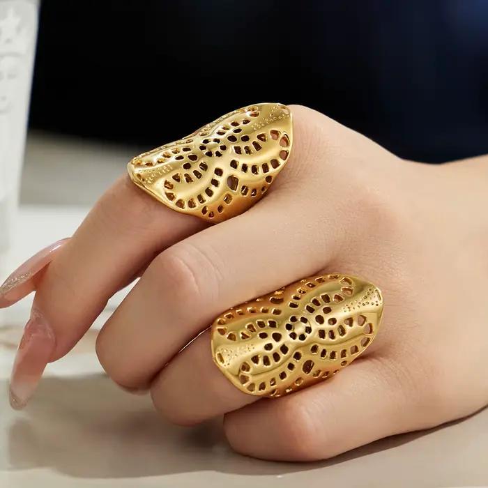 Bague en acier inoxydable plaqué or 18 carats filigrane pour femme avec design ajouré et look moderne élégant pour diverses occasions spéciales