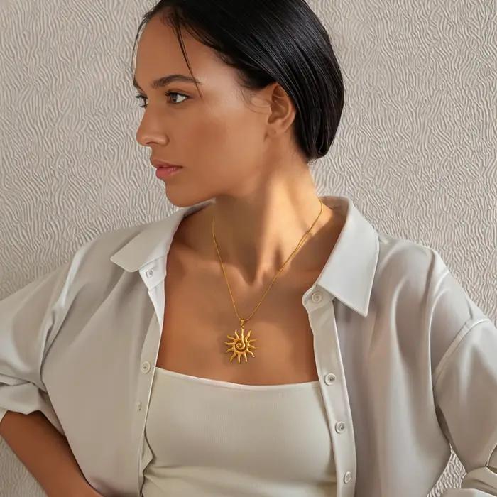 Collier pendentif soleil en spirale pour femme – Acier inoxydable hypoallergénique plaqué or 18 carats